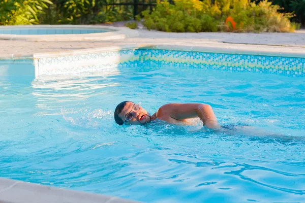 Nadador masculino nadando en la piscina — Foto de Stock