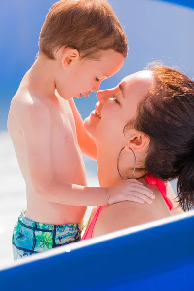 Moeder en zoon bonding bij het zwembad — Stockfoto