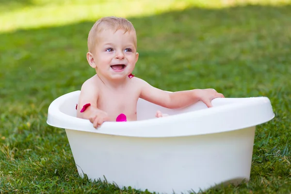 La felicidad se sobrecarga al aire libre — Foto de Stock