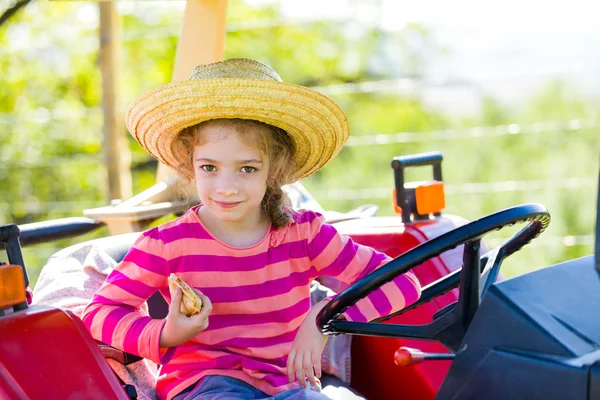 Spaß auf dem Traktor des Opas — Stockfoto