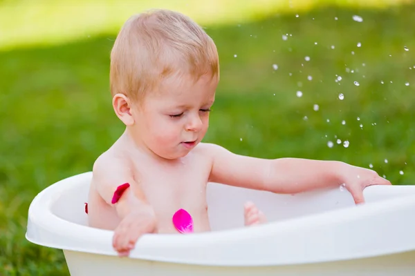 Bébé spa assaisonné avec plaisir — Photo