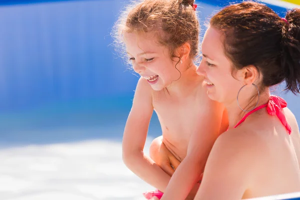 Familieplezier bij zwembad — Stockfoto