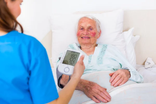 Ältere Frau lag zu Hause im Bett — Stockfoto