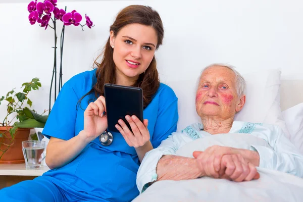 Fürsorglicher Arzt hilft einem älteren Patienten — Stockfoto