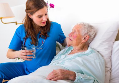 yaşlı kadın nursebringing su