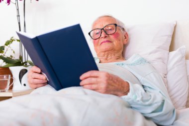 Yaşlı kadın İncil okuma