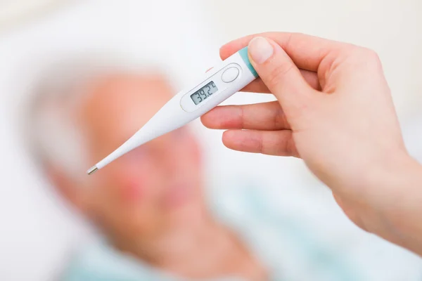 Krankenschwester checkt Körpertemperatur — Stockfoto