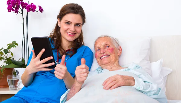 Läkare och senior patienten visar tummen upp — Stockfoto