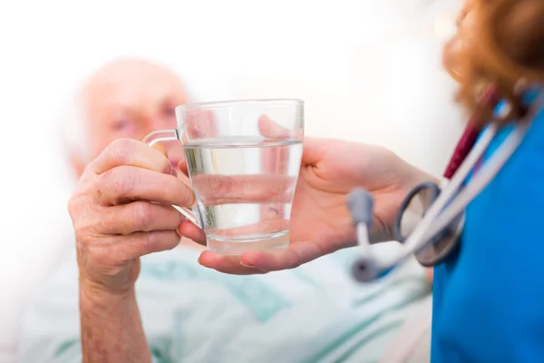 Ältere Frau trinkt Wasser — Stockfoto