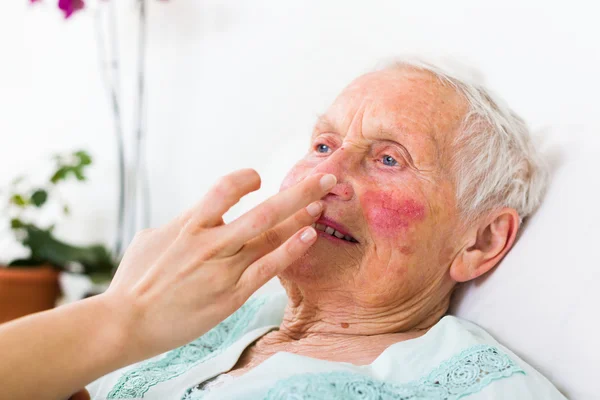 Infermiera utile prendersi cura della donna anziana — Foto Stock