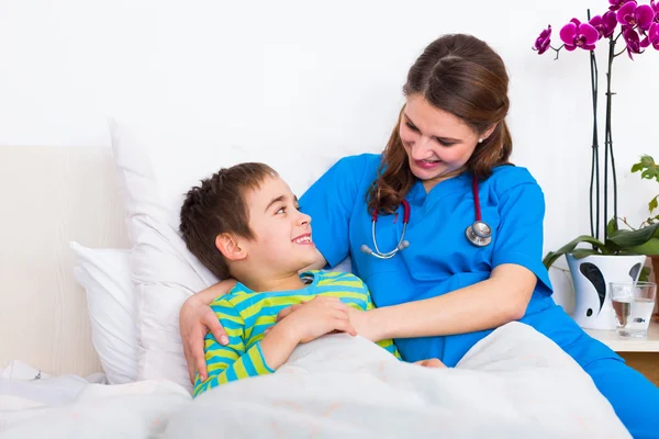 Pediatra médico cuidando de menino — Fotografia de Stock