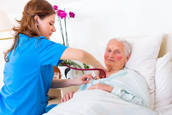 Geriatrician doing her work — Stock Photo, Image