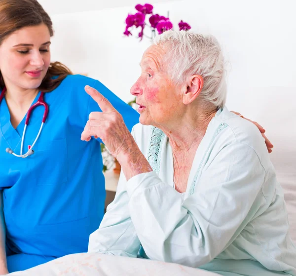 Enfermeira com paciência de mulher idosa — Fotografia de Stock