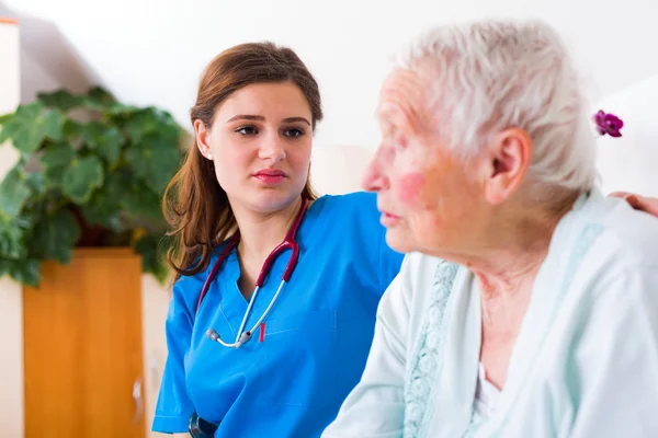 Sjuksköterska med äldre kvinna tålamod — Stockfoto