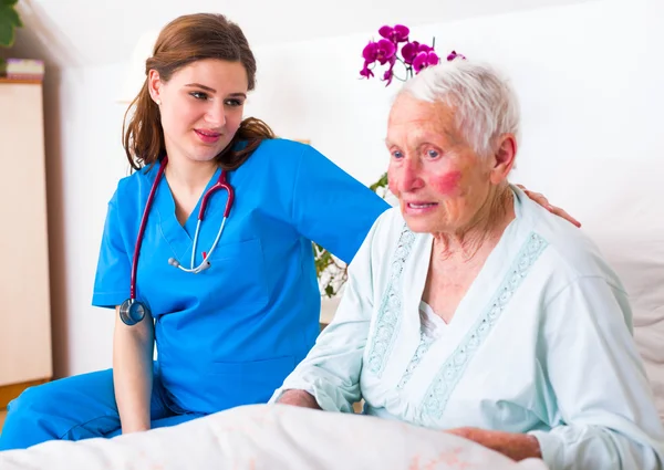 Yaşlı kadın sabırla hemşire