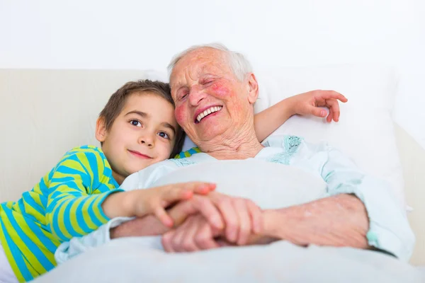 Großmutter bereitet sich auf Schlaf mit ihrem Enkelkind vor — Stockfoto