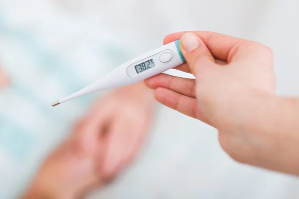 Verificação de pacientes idosos febre — Fotografia de Stock