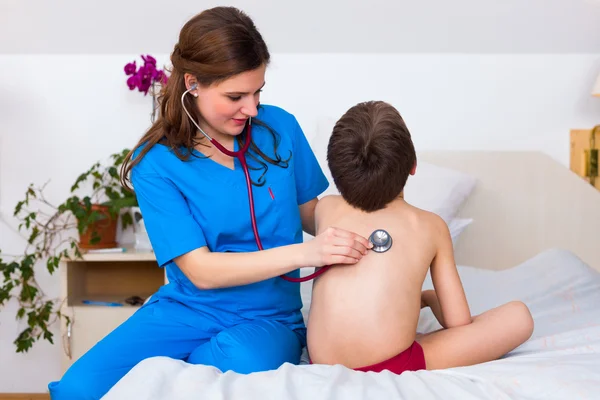 Médico examinando a atividade pulmonar — Fotografia de Stock