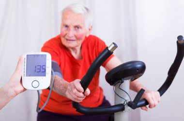 Yaşlı kadın spor çaba yapıyor 