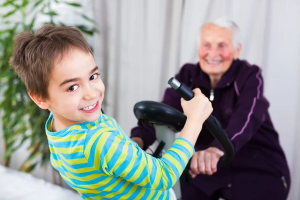 Granny visar ett bra exempel — Stockfoto