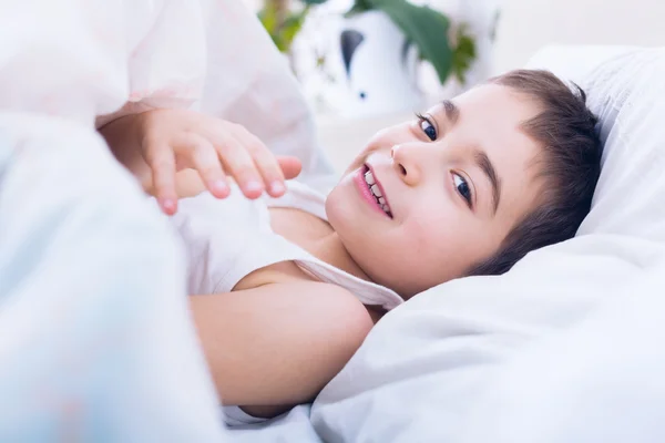 Szczęśliwe dziecko budzi się w nocy — Zdjęcie stockowe