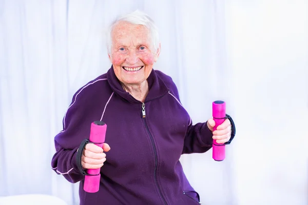 Ältere Frau trainiert ihren Körper — Stockfoto