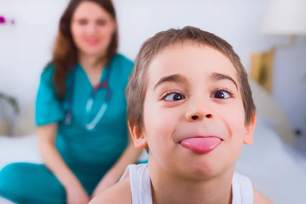 Domme jongen in het ziekenhuis — Stockfoto