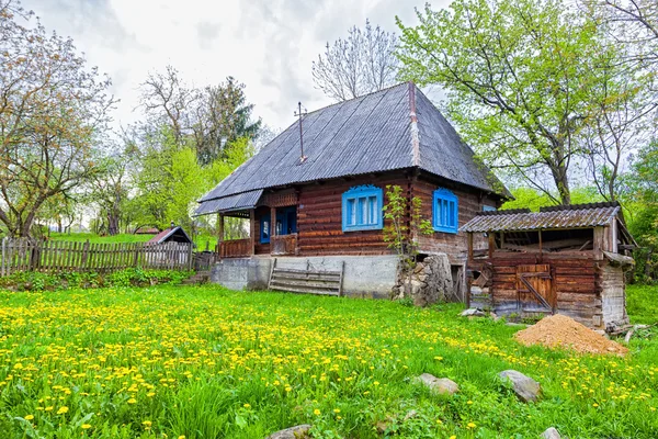 Traditioneel dorp gebouw uit de bergen van Transsylvanië — Stockfoto