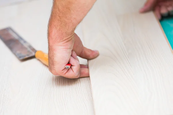 Instalação de piso laminado com textura de madeira — Fotografia de Stock