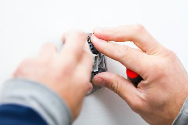 Işık bir duvara yükleme elektrikçi 