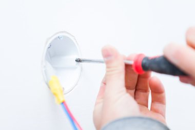 Elektrikçi isntalling ışık bir duvar 