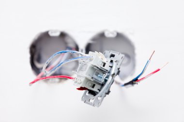 Elektrikçi tarafından monte elektrik soketi