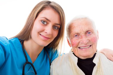 Bir selfie alarak hemşire ve yaşlı kadın 