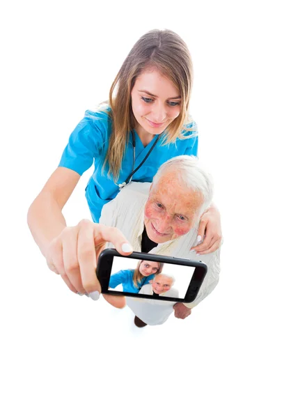 Senior vrouw en een dokter die tezamen een selfie — Stockfoto