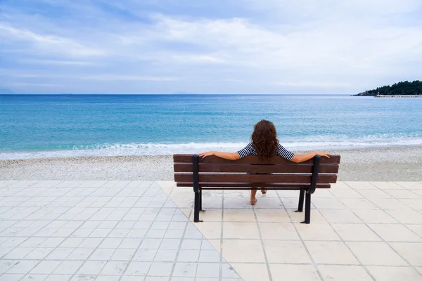 Kvinna som njuter av den vackra utsikten över Medelhavet — Stockfoto