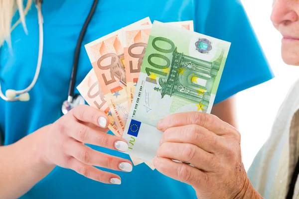 Patiënt betaalt al haar spaargeld naar medische aandacht — Stockfoto