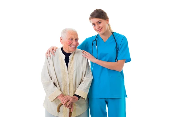 Vaktmästare stödja en sjuk äldre kvinna — Stockfoto