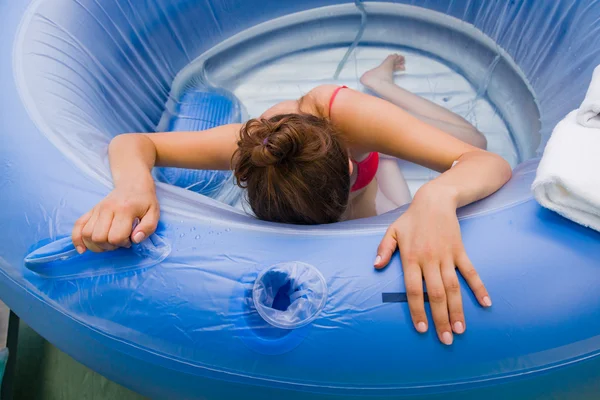 Right before giving birth in water — Stock Photo, Image