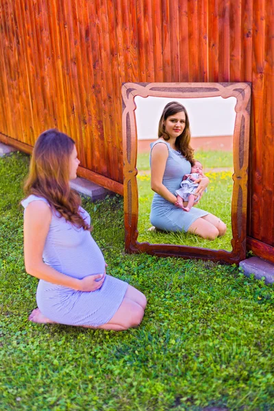 Soyut kavramı, hamilelik ve doğum — Stok fotoğraf
