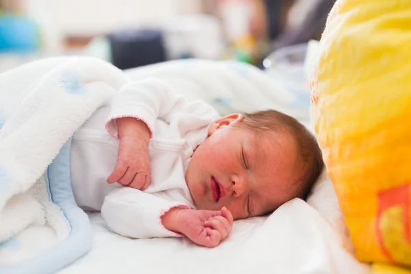 Bebé recién nacido llorando — Foto de Stock