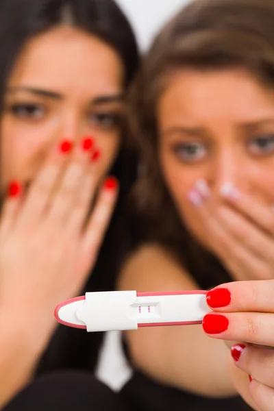 Ragazza adolescente che mostra test di gravidanza — Foto Stock