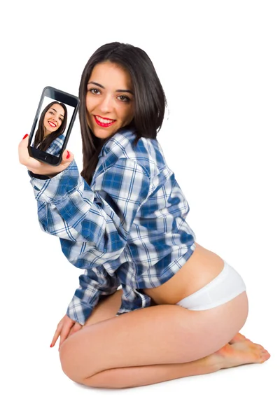 Μελαχρινή κοπέλα λαμβάνοντας selfies — Φωτογραφία Αρχείου