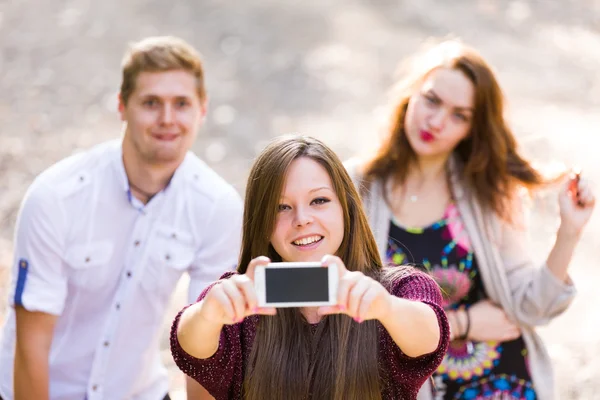 Amici che scattano autoritratti — Foto Stock