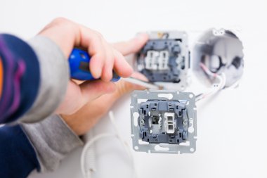 Electrcian yükleme priz eller
