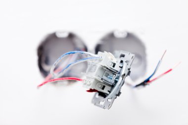 Duvara yüklü elektrik soketi