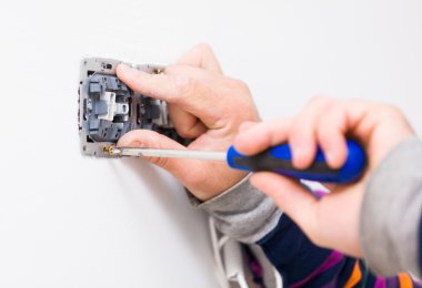Elektrikçi elektrik soketi monte