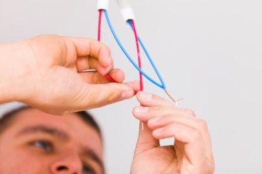 Elektrikçi duvara halatlar ile çalışma