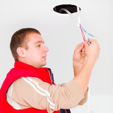 Elektrikçi teller ve diğer mutfak eşyaları ile çalışma