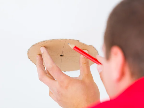 Elektricien werken met koorden op de muur — Stockfoto