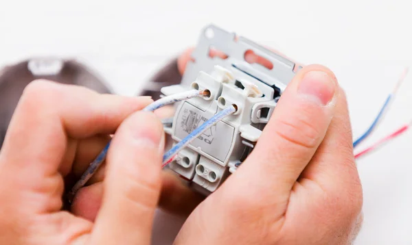 Electrcian mãos instalar tomada de luz — Fotografia de Stock